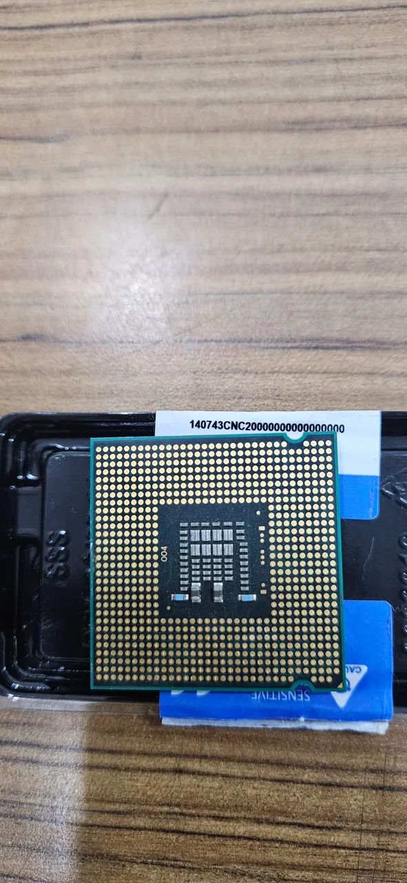 Intel Celeron Dual-core E3400. <br>Soquete: LGA775<br>Frequência: 2.60GHz<br>Cache L2: 1MB - Foto 2