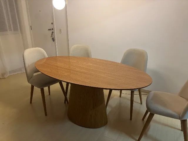 Mesa de jantar em madeira 