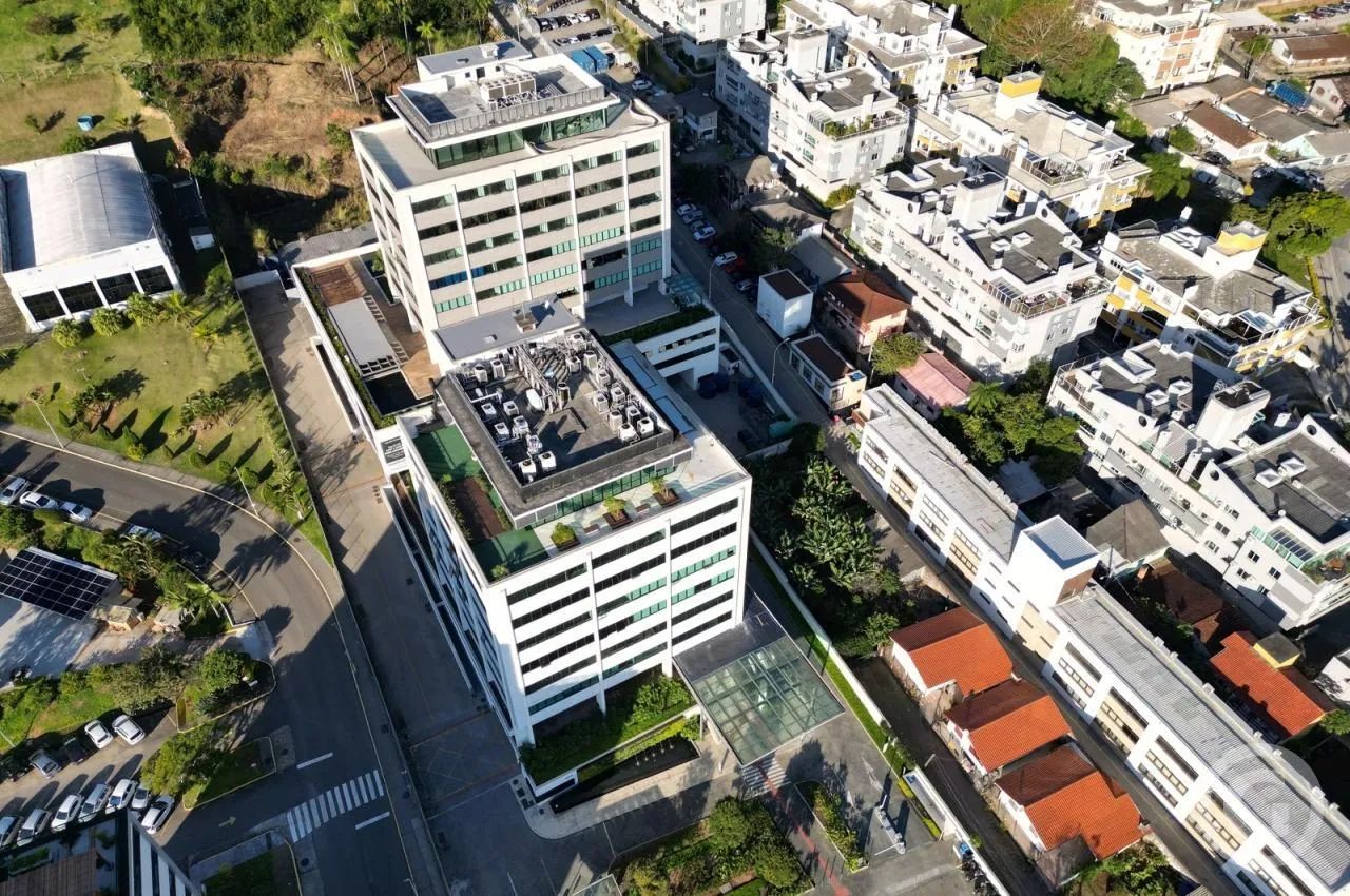 Sala comercial ampla e com duas vagas de garagem no Techno Towers, em Florianópolis - Foto 3
