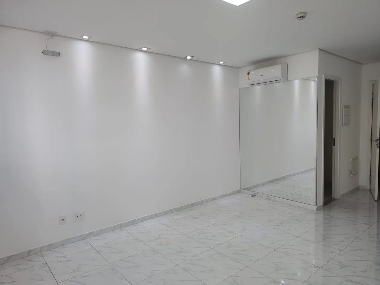 Prédio imponente com excelente localização, portaria 24 horas - Foto 3