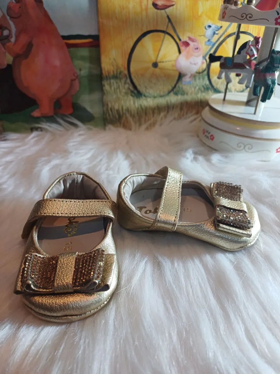 Sapatilha dourada Toke baby com laço de pedraria delicado. - Foto 2