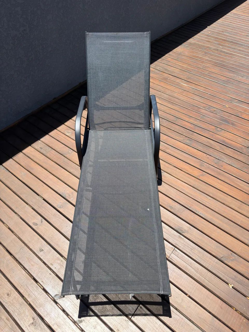  2 Espreguiçadeiras pretas área de lazer  - Foto 2