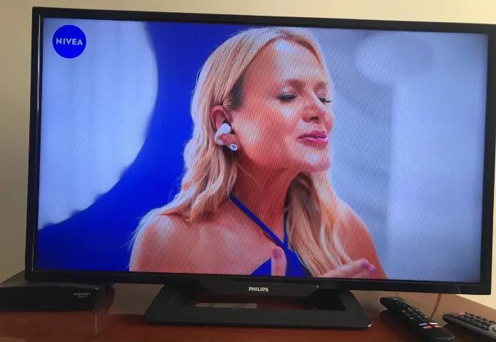 TV Philips 32" LED HD (Com Conversor Digital) - Perfeito Estado