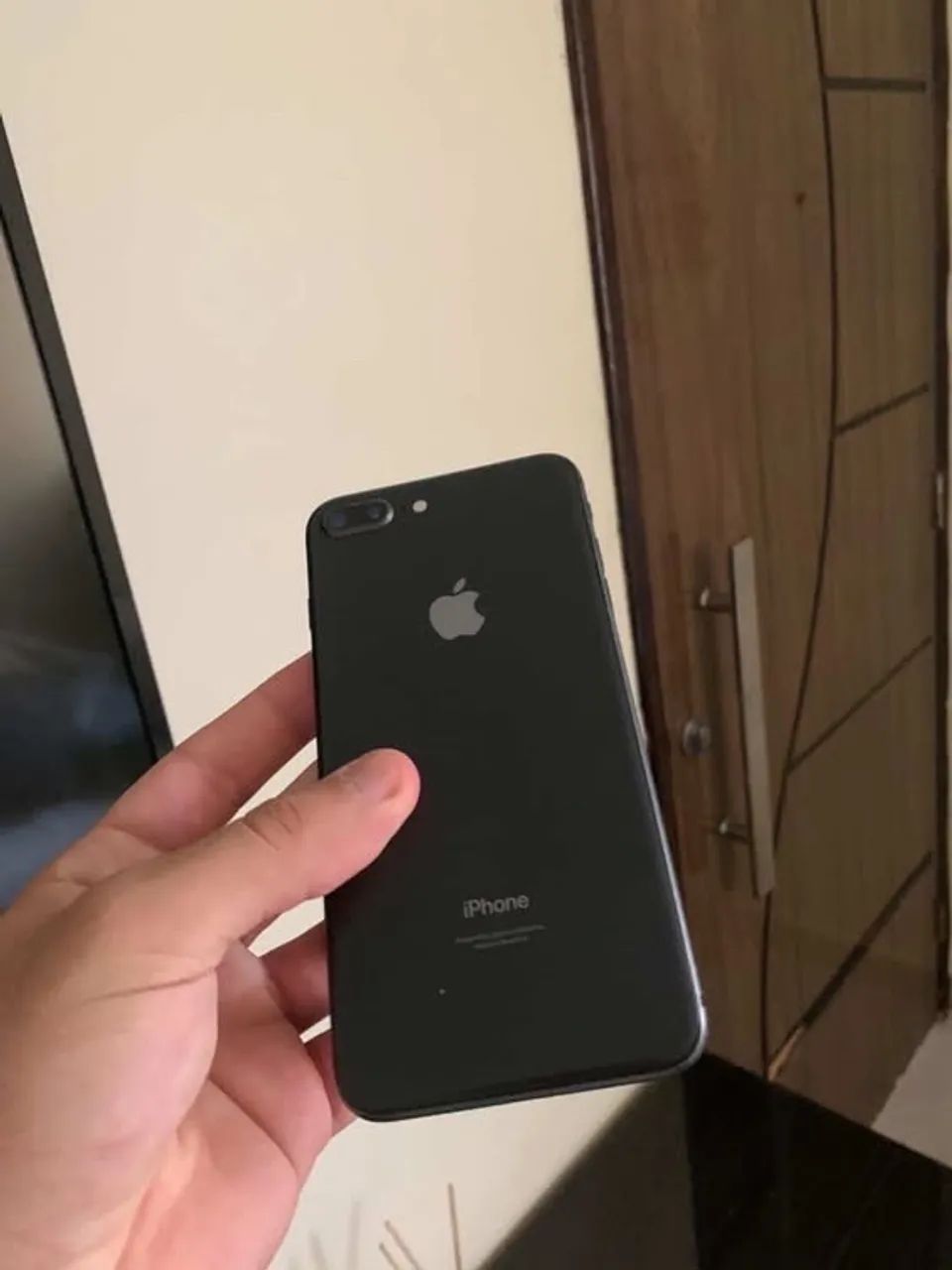 Vendo iPhone 8 Plus na cor preto, 64gb por apenas 500,00