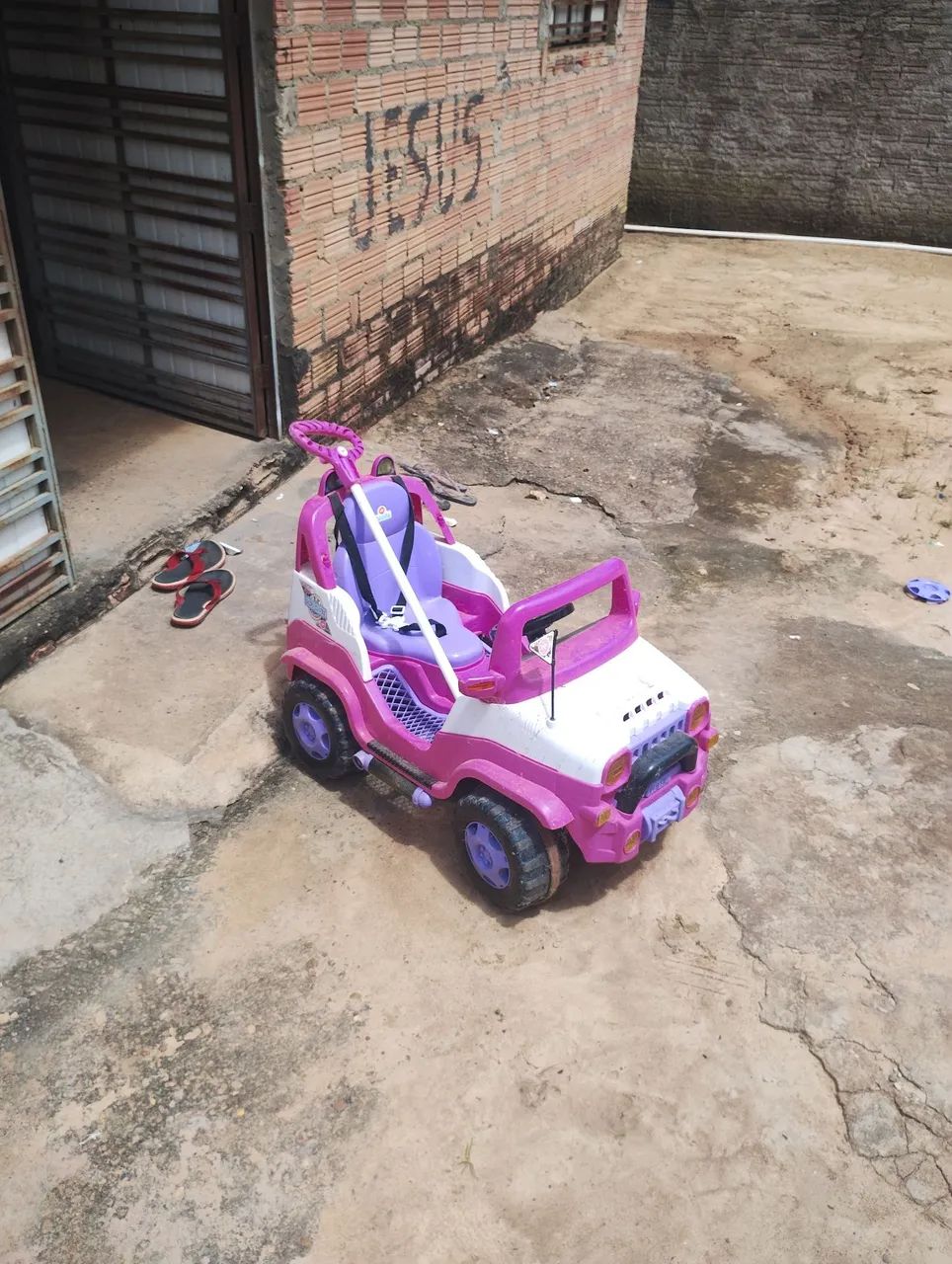 Vendo carrinho infantil jeep rosa - Foto 5
