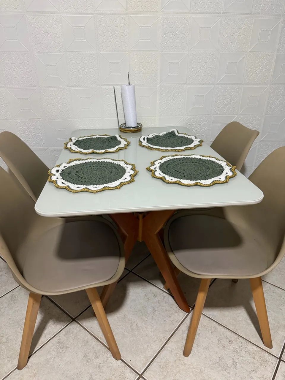 Mesa tampo de vidro + 4 cadeiras 
