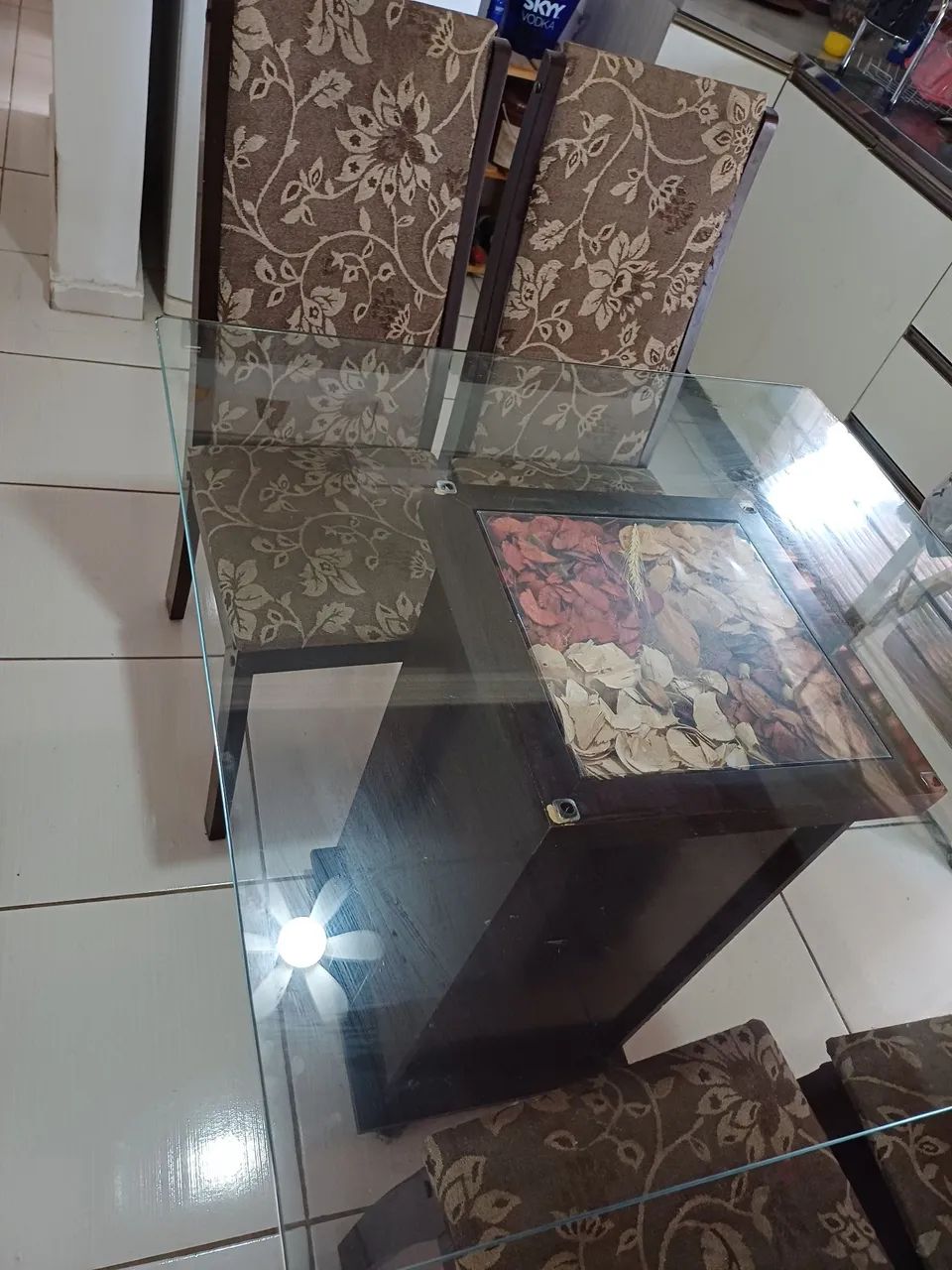 Mesa quadrada com 4 cadeiras  - Foto 2