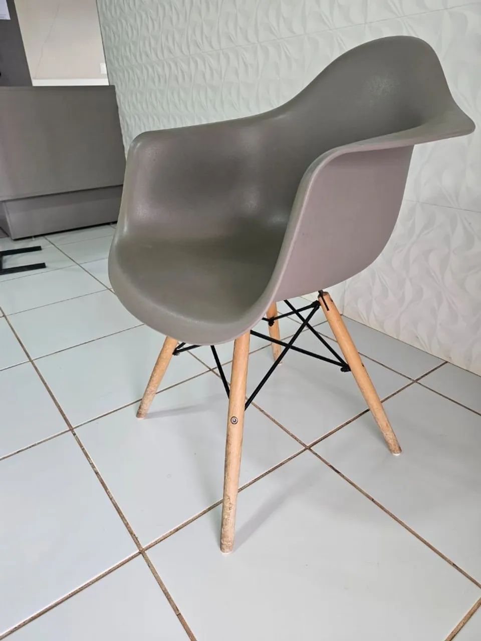 Cadeiras Charles Eames Cinza com Braço - Foto 2