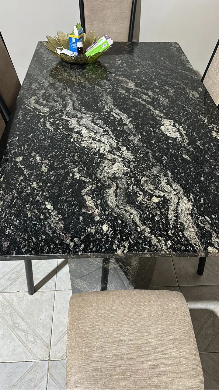 Mesa de mármore com 6 cadeiras. - Foto 3