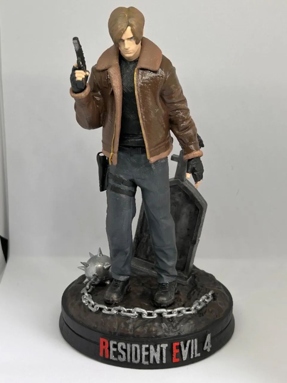 Action figure Leon Resident Evil 4 Pintado a mão em resina de aproximadamente 20cm - Foto 2