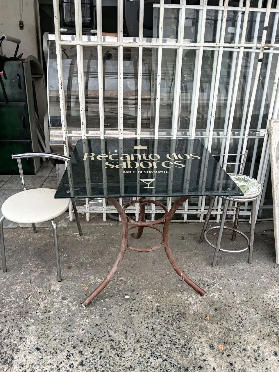 Mesa com dois bancos 