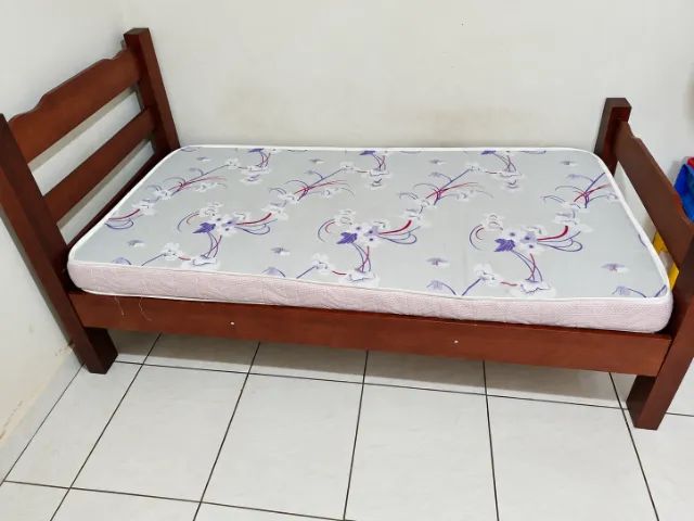 Cama de solteiro de madeira + colchão - R$ 700