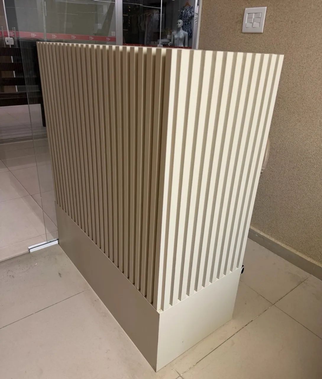 Balcão de recepção ripado em MDF - estilo moderno - Foto 2