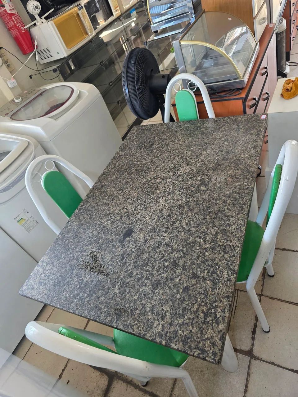 Mesa de marmore com 4 cadeiras usadas - Foto 4