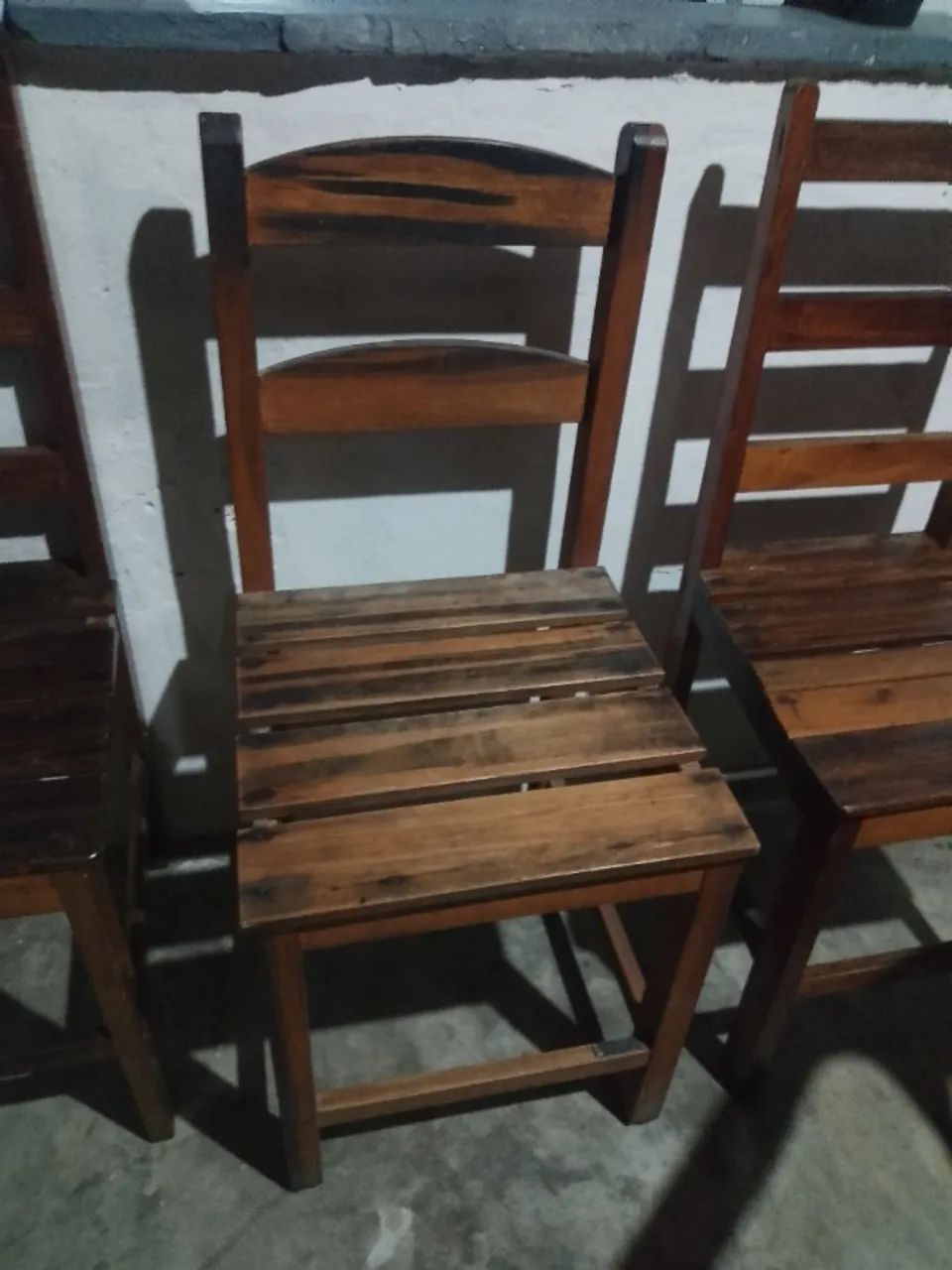 Vendo 3 cadeiras em madeira. Vir buscar na Barra dos Coqueiros. 