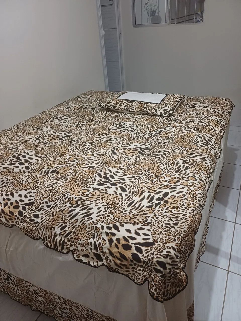 Colcha de cama queen onçinha!