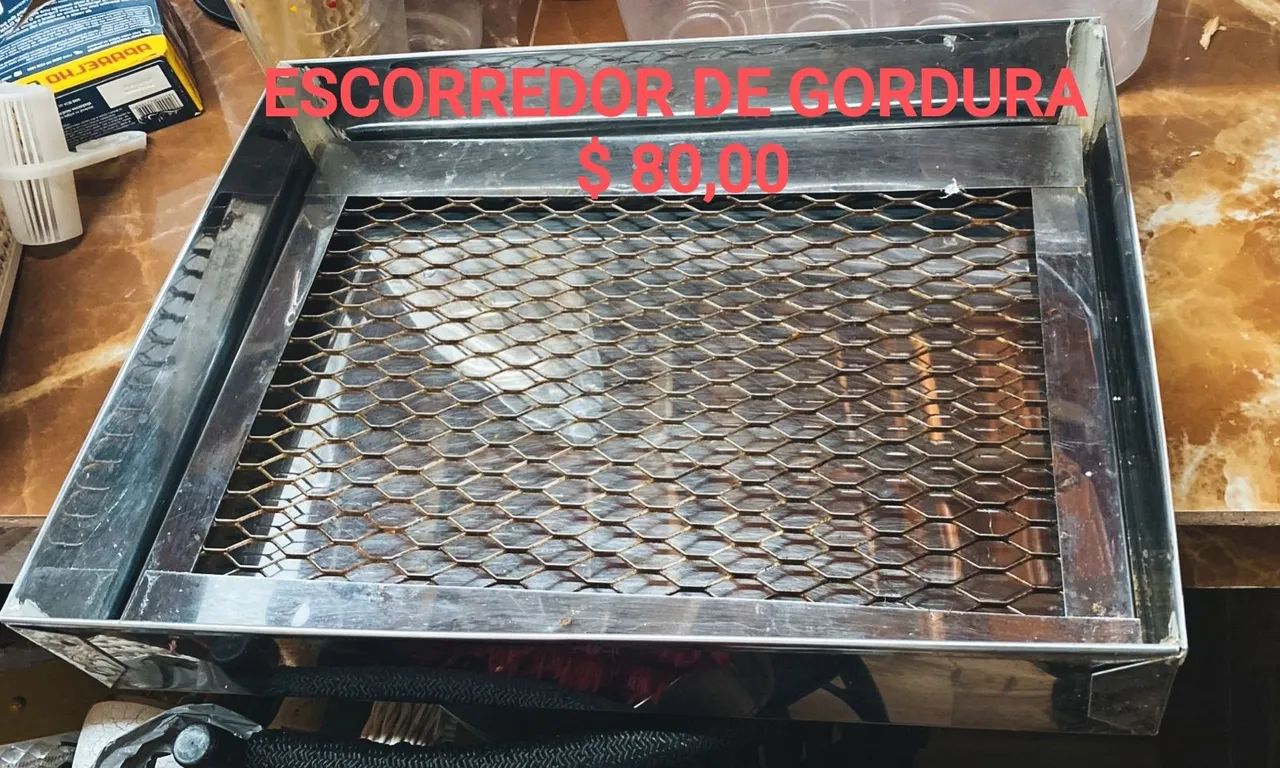 Potes de guloseimas e escorredor de pastel