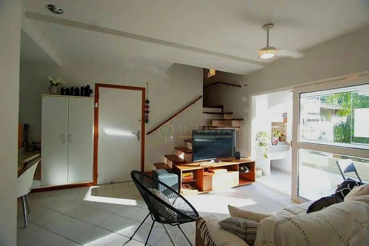 Apartamento duplex com 3 dormitórios no Canto da Lagoa, em Florianópolis