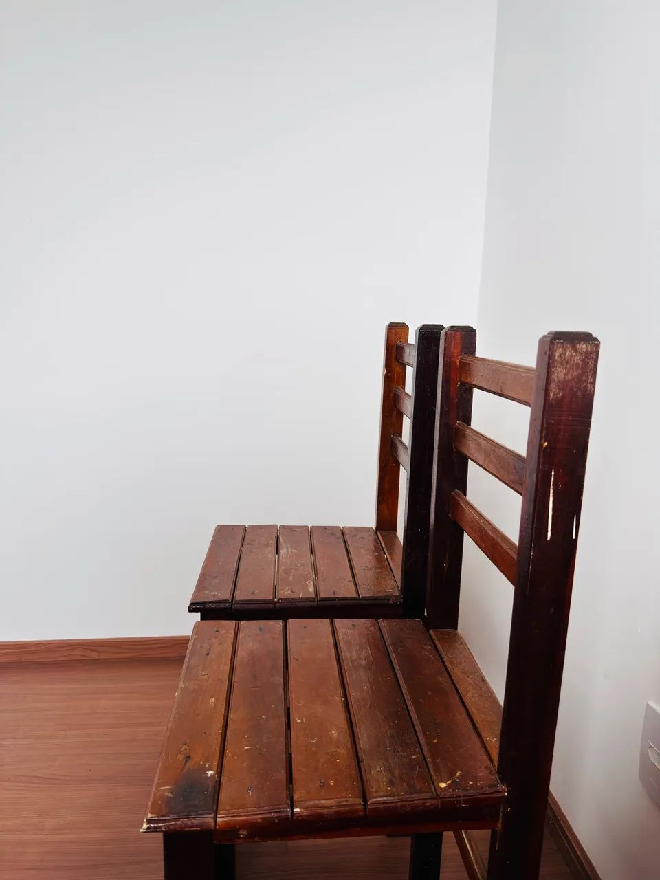Vendo cadeira de madeira (cada uma por 80)