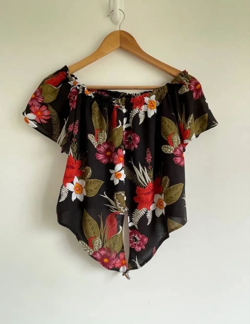 Cropped tam P / M preto estampa floral Aishty - Foto 2