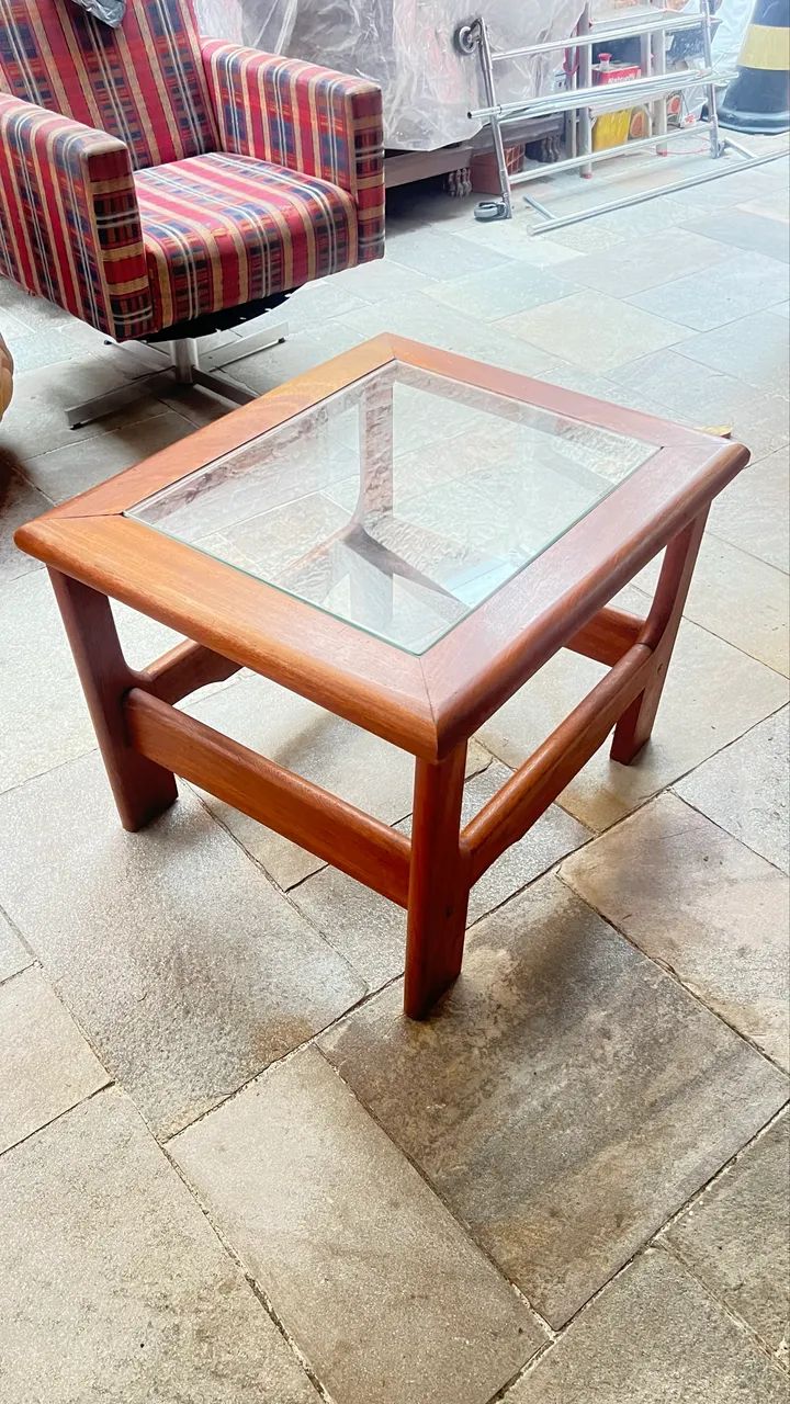 Mesa de centro em madeira maciça e vidro