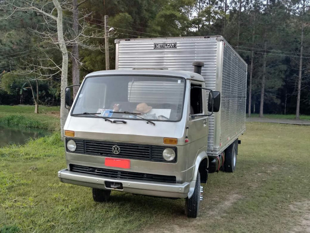 Vw 6.90 baú troco por Caminhão Basculante ou Retro Emplacada - Foto 2