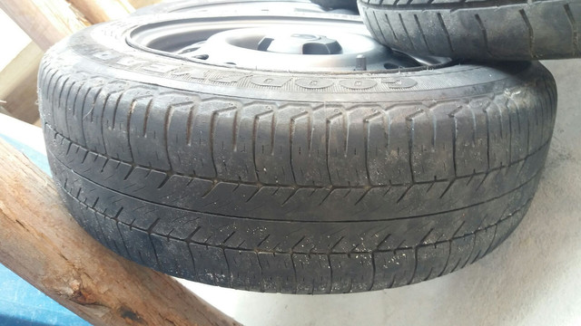 Coquinho aro 14 volks com calotas/ gm pneus rodam bem ainda - Foto 3