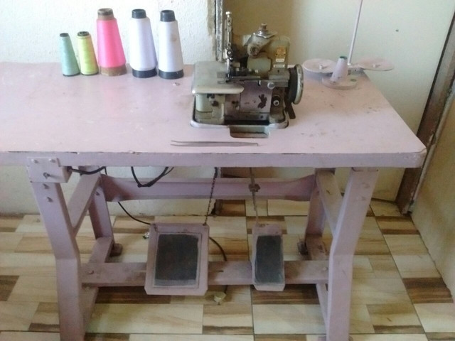 Vende-se máquinas overloque e Singer - Foto 2