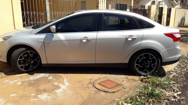 FORD FOCUS SEDAN