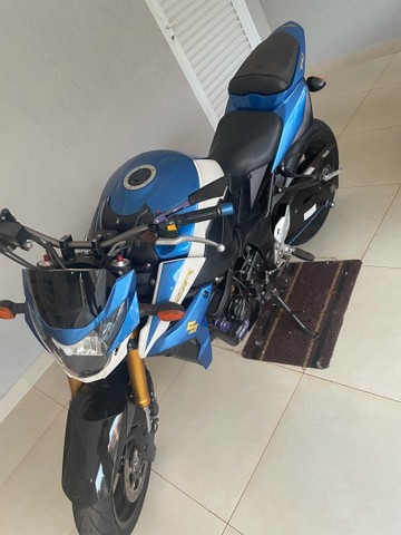 SUZUKI GSR 750 EDIÇÃO LIMITADA