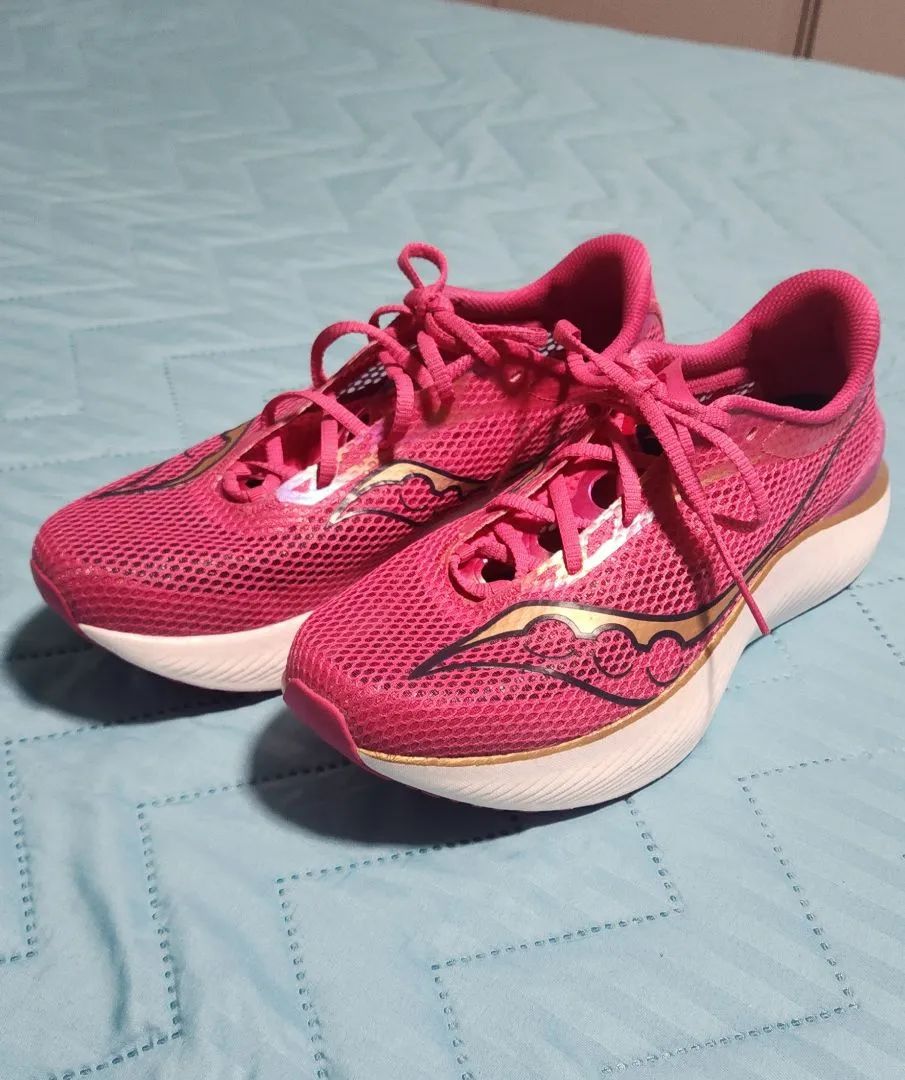 TÊNIS NOVO - Saucony Endorphin Pro 3 Tamanho US: 11.5 / BR: 43 Cor: Rosa Nunca utilizado.