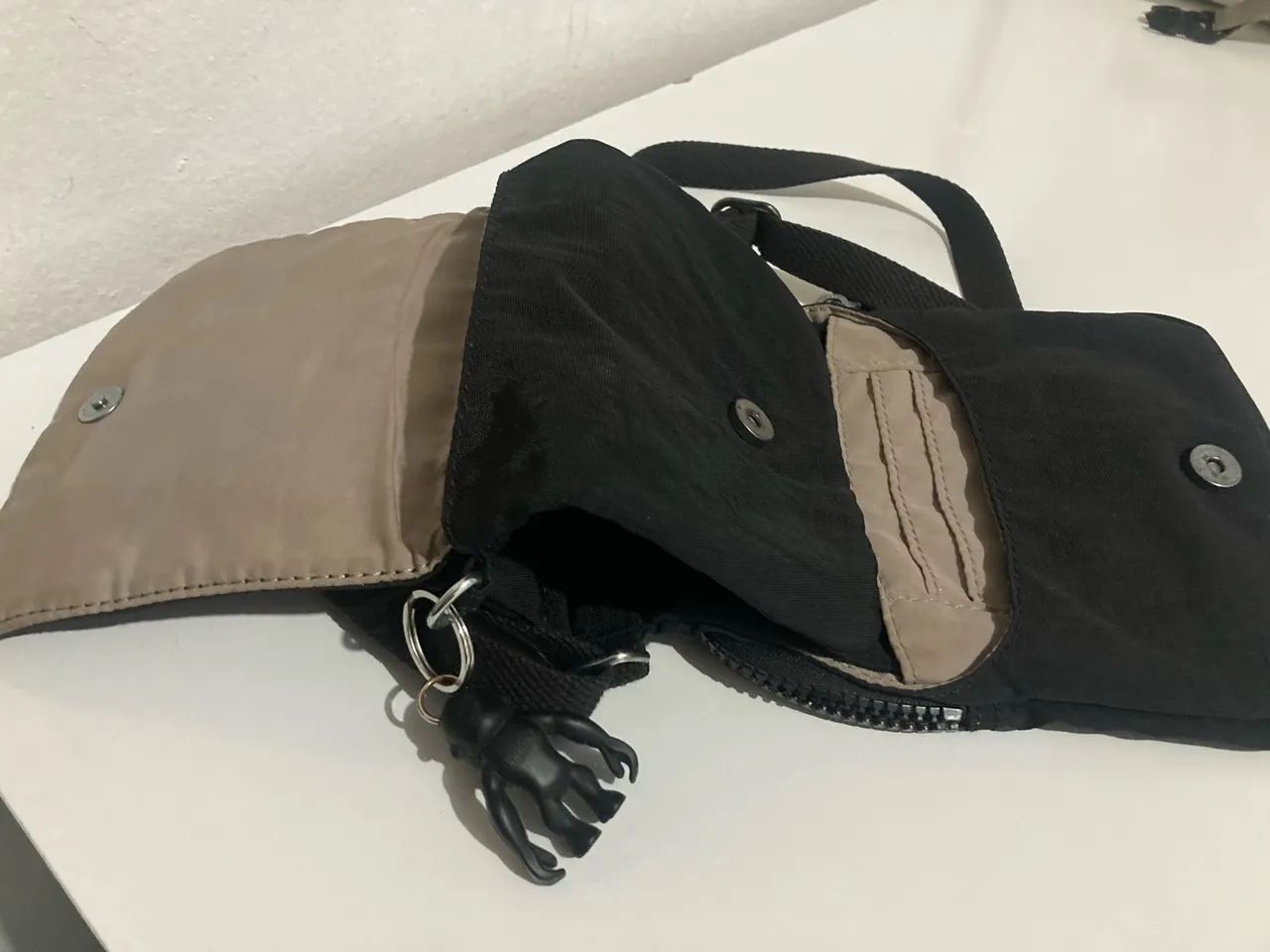 Bolsa Kipling transversal pequena preta, pouco uso - Foto 4
