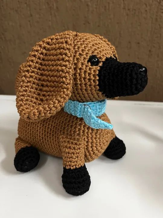 Mini Cahcorro Dachshund Marrom Sentado em Crochê Amigurumi Pelúcia Salsicha - Foto 2