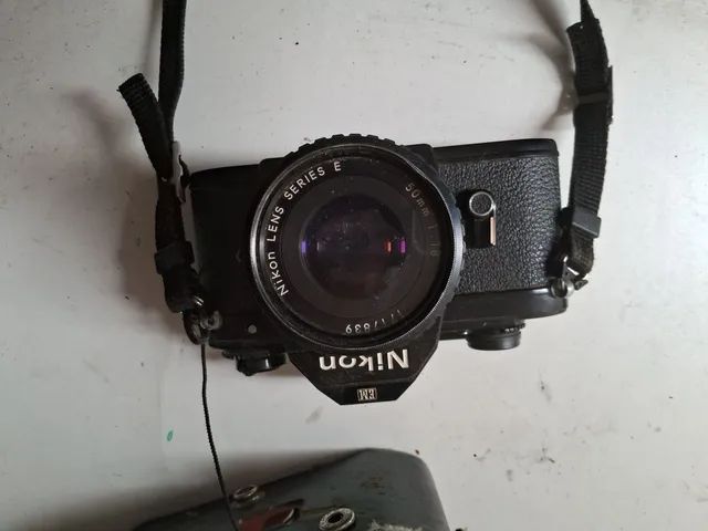 Máquina Fotográfica Nikon em perfeito uso.