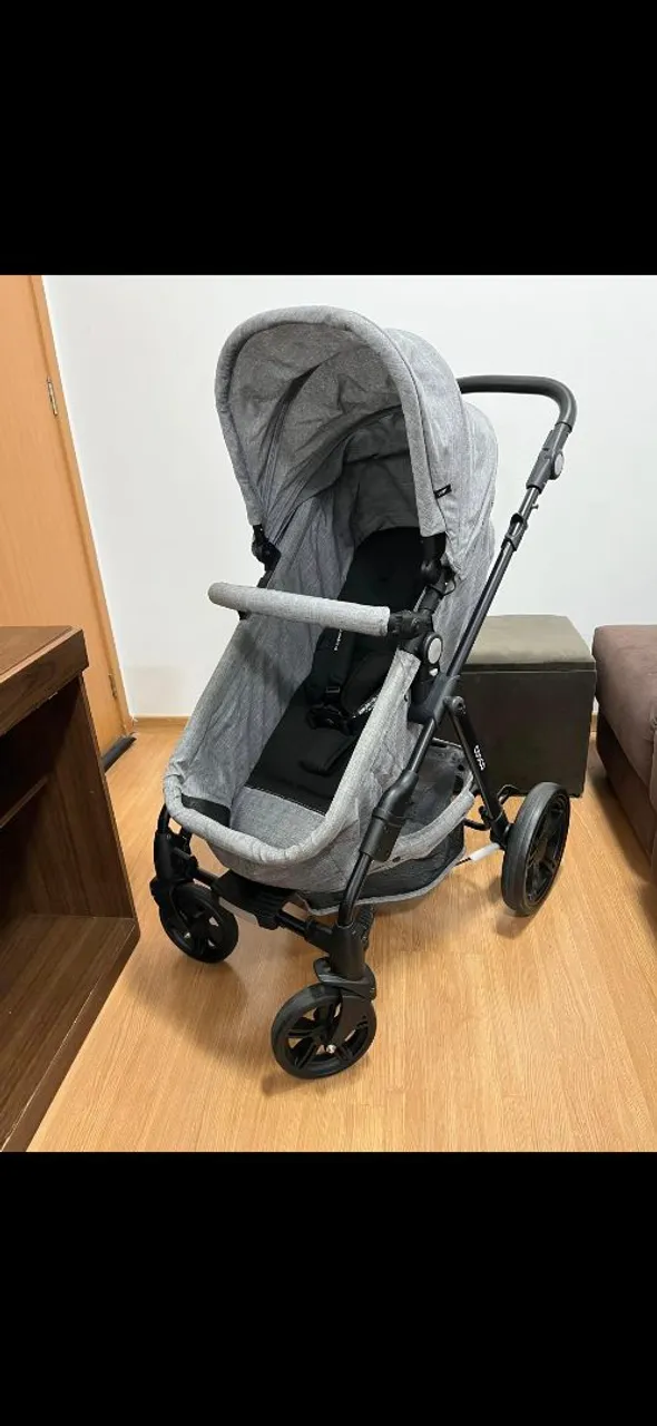 Carrinho de bebê cinza