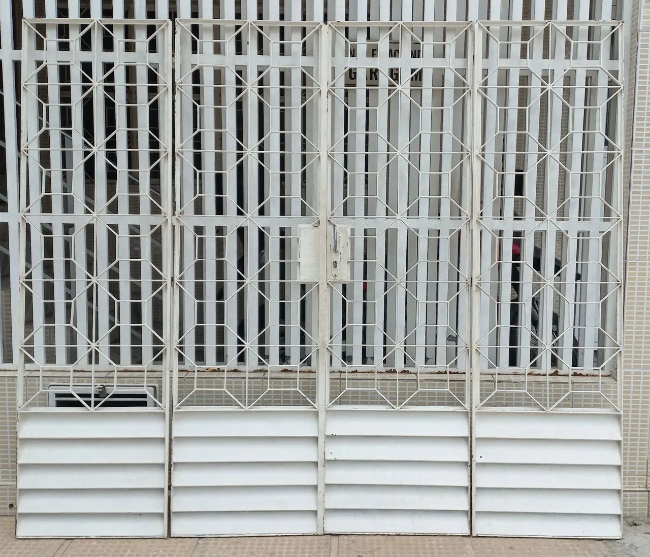 Portão em ferro com janelas - 8 peças - Foto 2