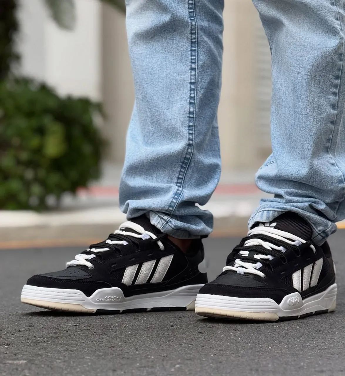 Tênis Adidas preto eto e Branco - Foto 2