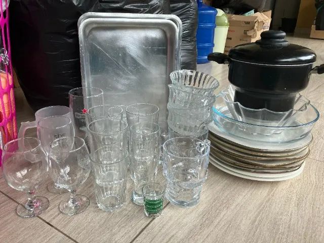 Jogo para cozinha  de copos e pratos.