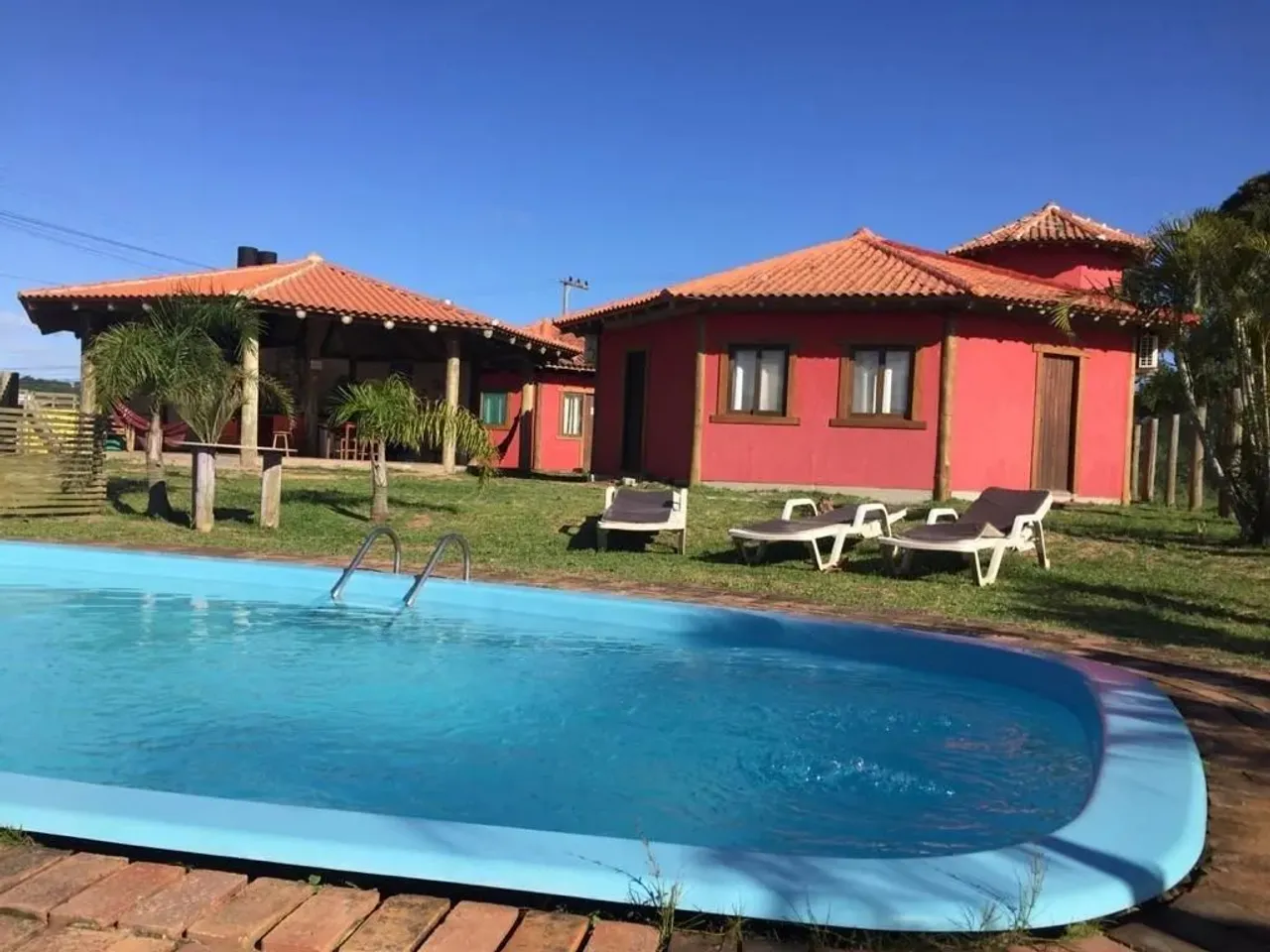 Pousada com 4 chalés e 2 lofts, com piscina e vista para lagoa com ESCRITURA PUBLICA à VEN