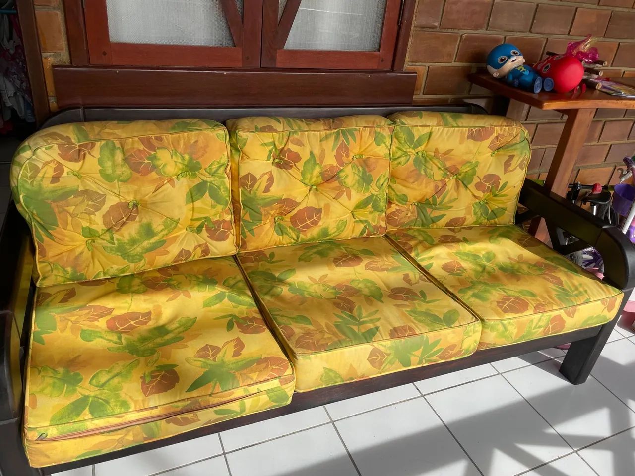 Sofá de 3 lugares com almofadas florais - Foto 4
