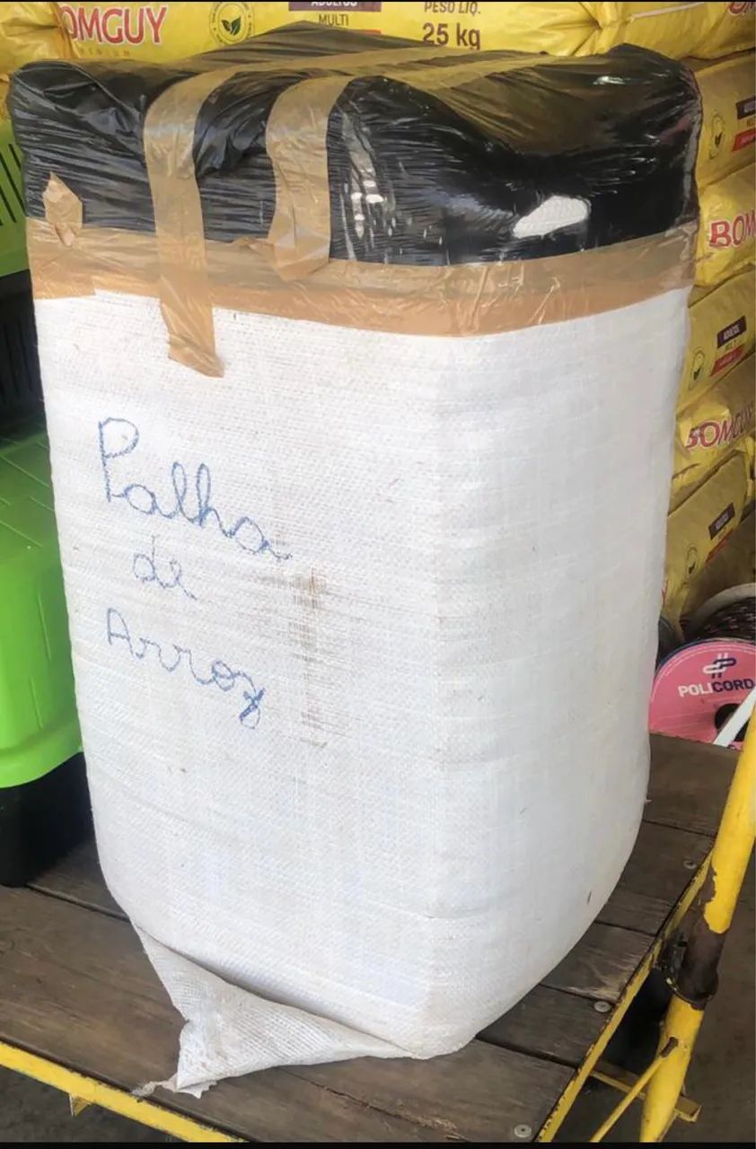 Palha de arroz ensacada e prensada 