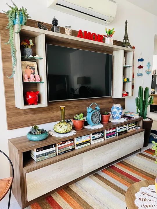 Vendo rack com painel para TV de 55 polegadas. Tamanho 2,20 de largura. Somente à vista.