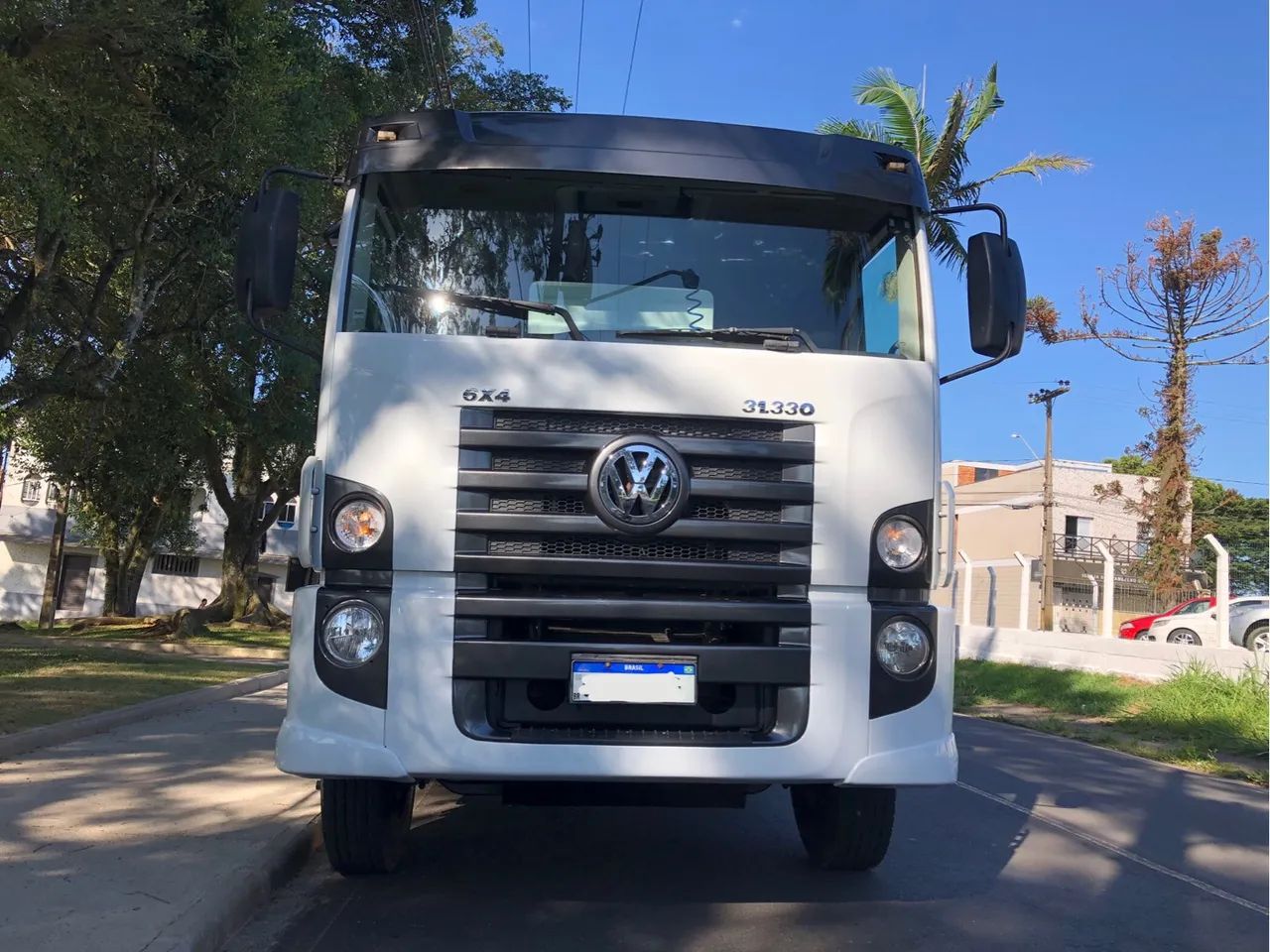 Caminhão Volkswagen 31-330 6x4 2013 km 133.000 (Caçamba Pistao frontal ) - Foto 2