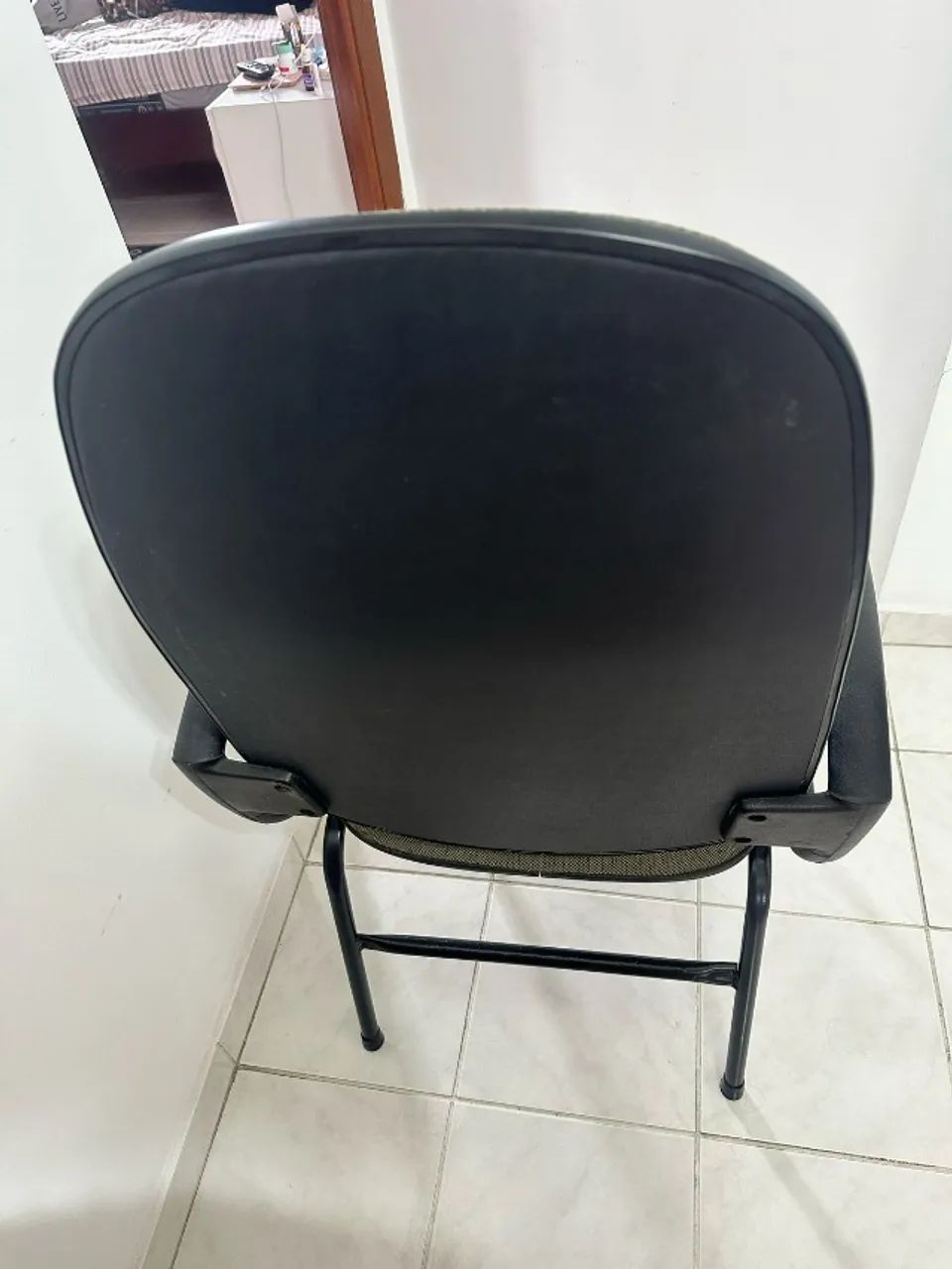 Cadeira de Escritório com Braços - Confortável e em Ótimo Estado - Foto 4