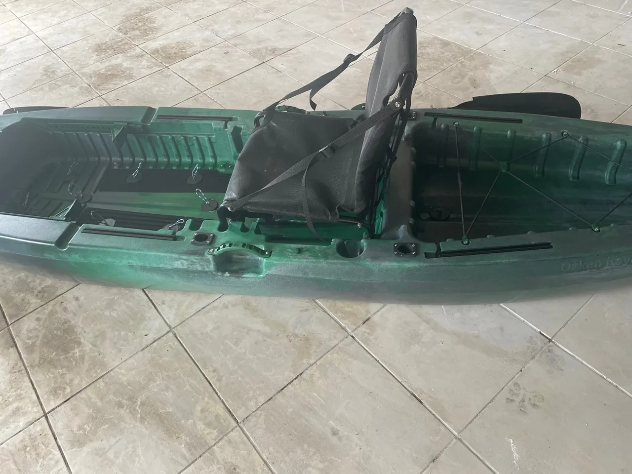 Caiaque de pesca completo em polietileno 