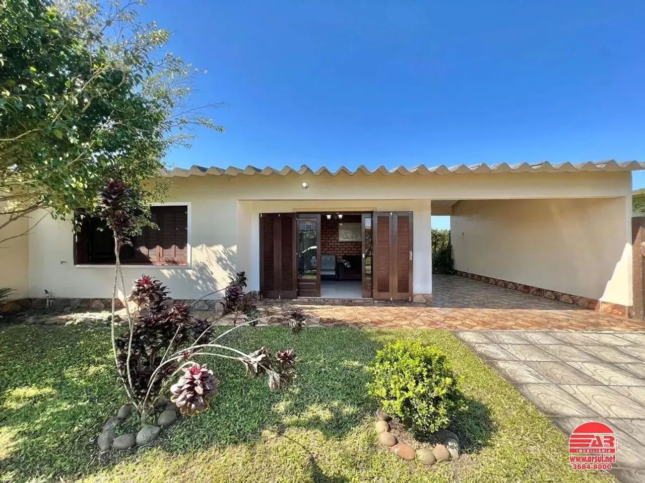 Linda casa a 500 metros do mar do lado do centrinho - Foto 3