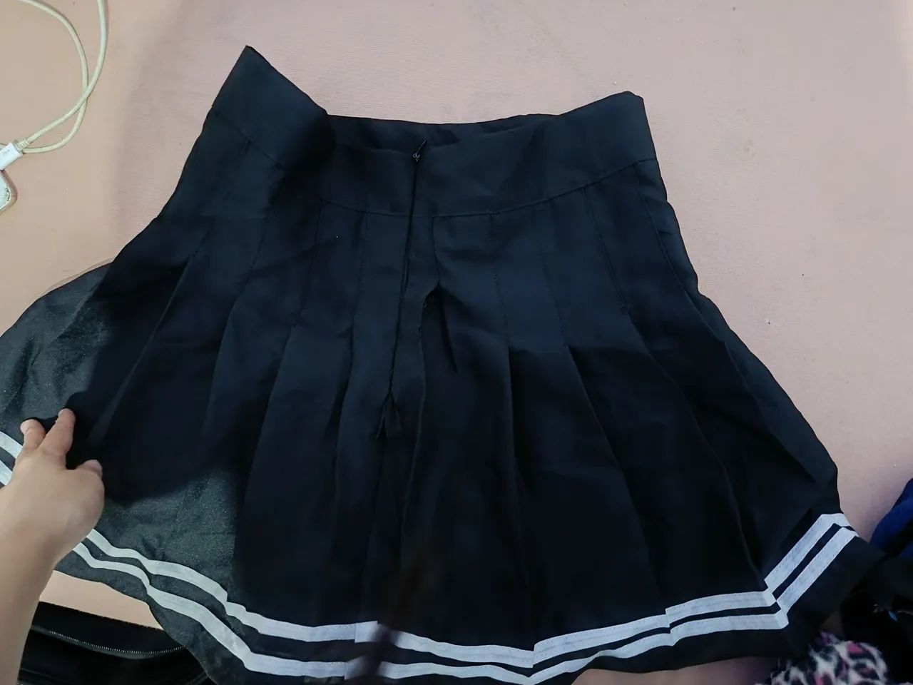 Saia Colegial Plissada com Listras Brancas - Estilo Moderno - Foto 2
