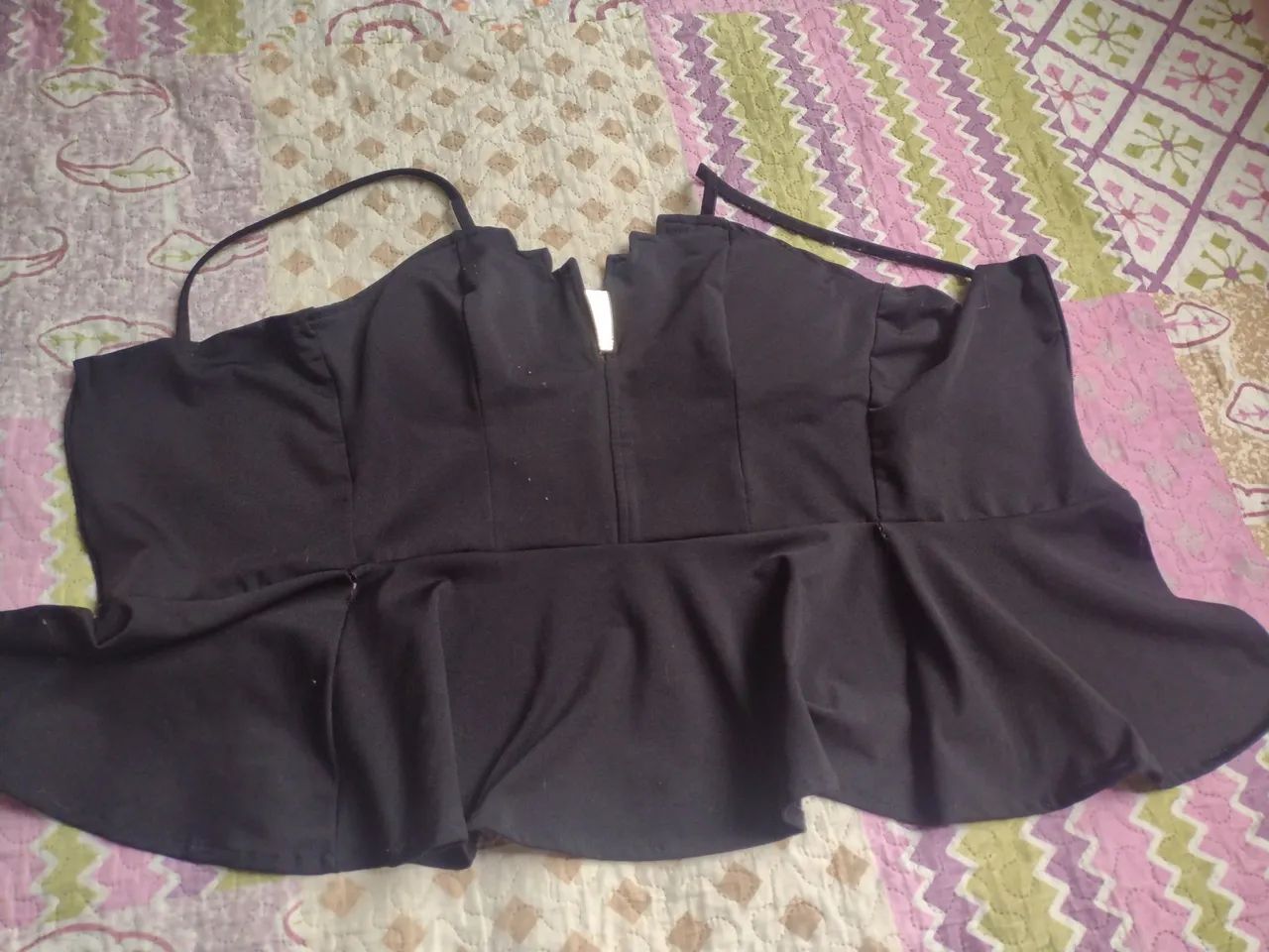 Blusa preta M com defeito no fecho