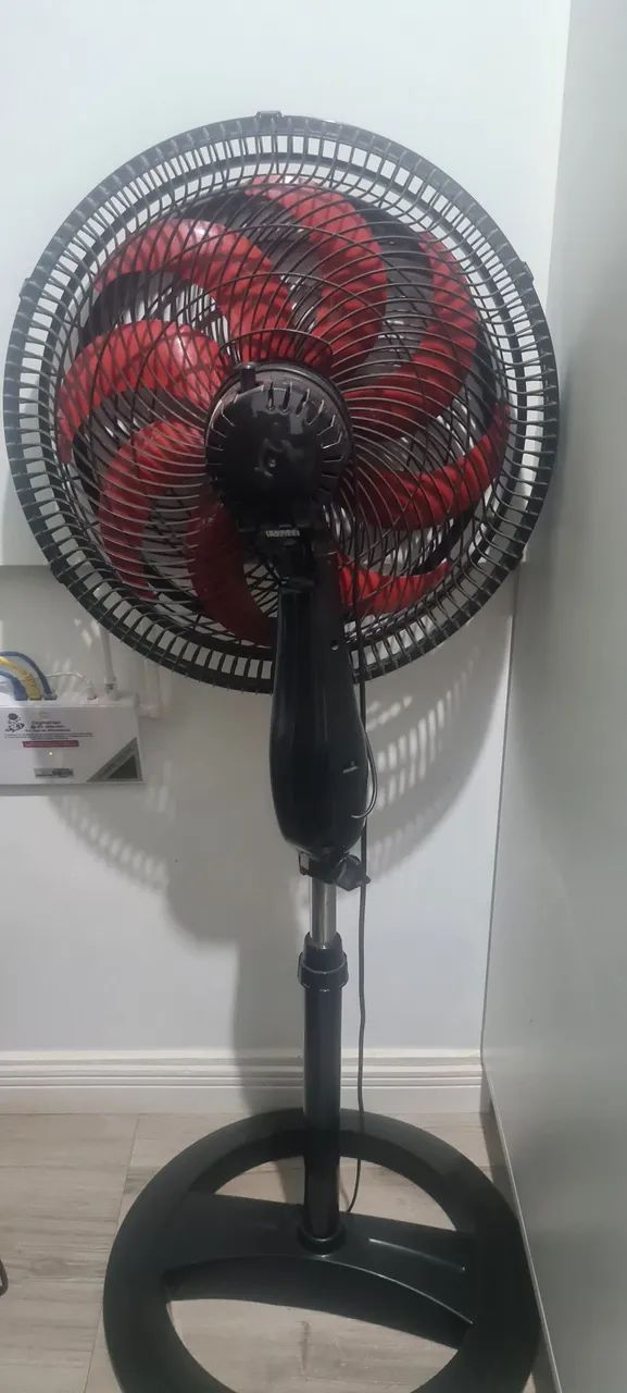 Ventilador de Pé Preto com Grade Vermelha