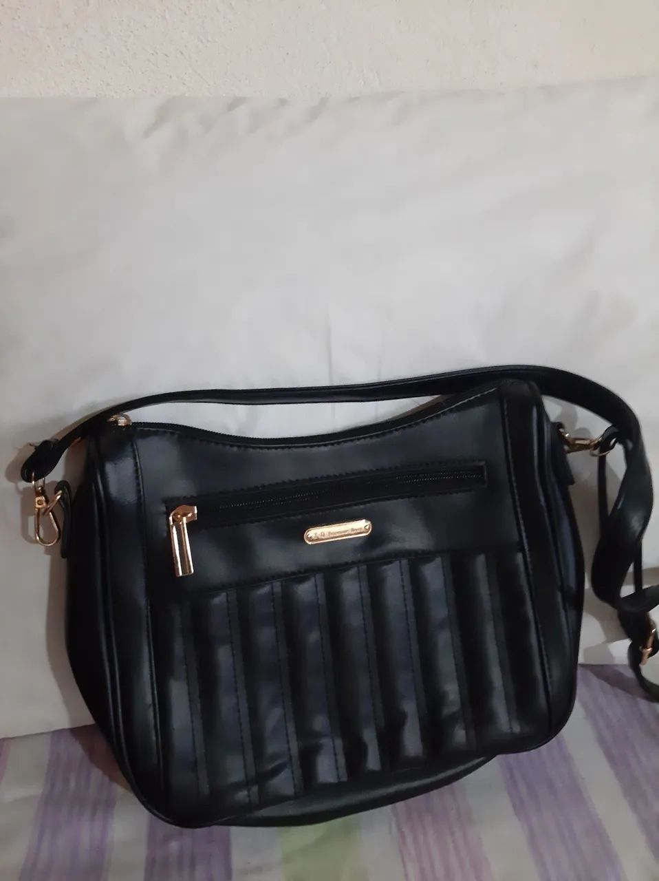 Bolsa de ombro preta com detalhes dourados